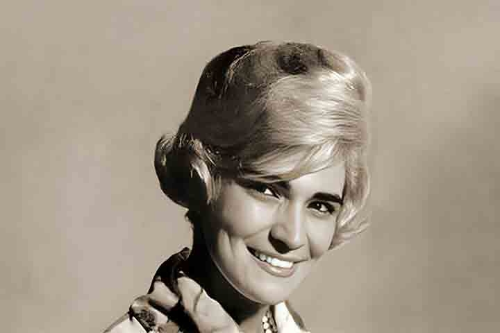 A sua infância foi modesta. Os seus estudos limitaram-se ao ciclo primário, mas cedo Hebe mostrou inclinação para o canto e para o palco.
. Foto: Reprodução: Flipar