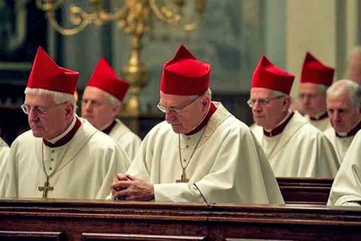 Os cardeais entram em conclave entre no mínimo 15 e no máximo 20 dias após a morte ou renúncia do Papa.
 Reprodução: Flipar
