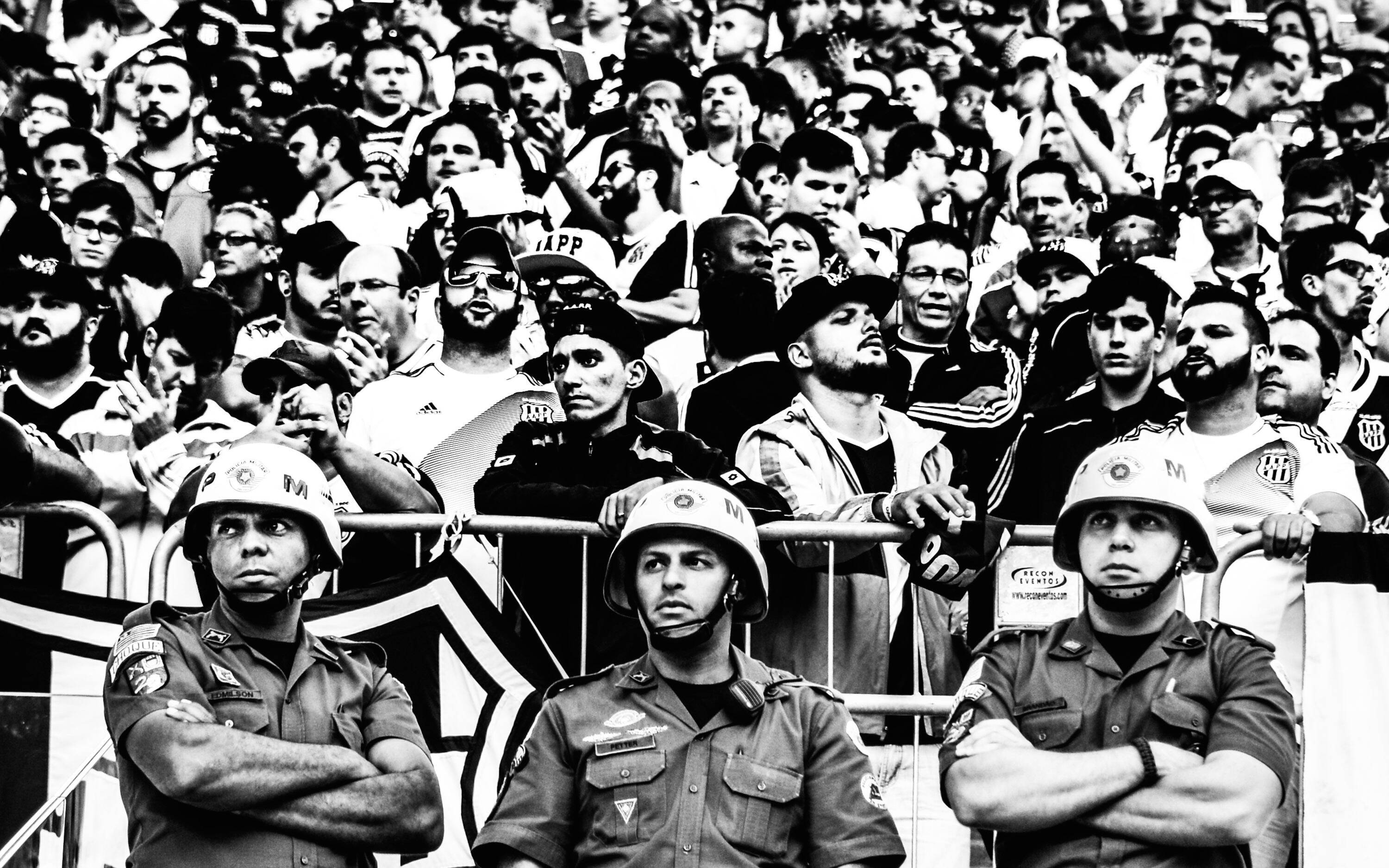 Fazendo a segurança em estádio de futebol - Segundo Batalhão de Choque - Polícia Militar do Estado de São Paulo. Foto: Major PM Luis Augusto Pacheco Ambar