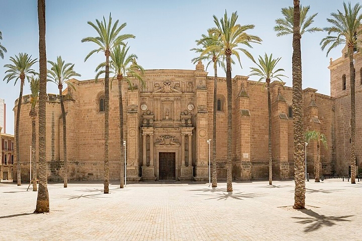 No centro histórico, a Catedral da Encarnação é uma das atrações. Construída no século 16 com características góticas e renascentistas, ela funcionou como fortificação contra ataques piratas. Reprodução: Flipar