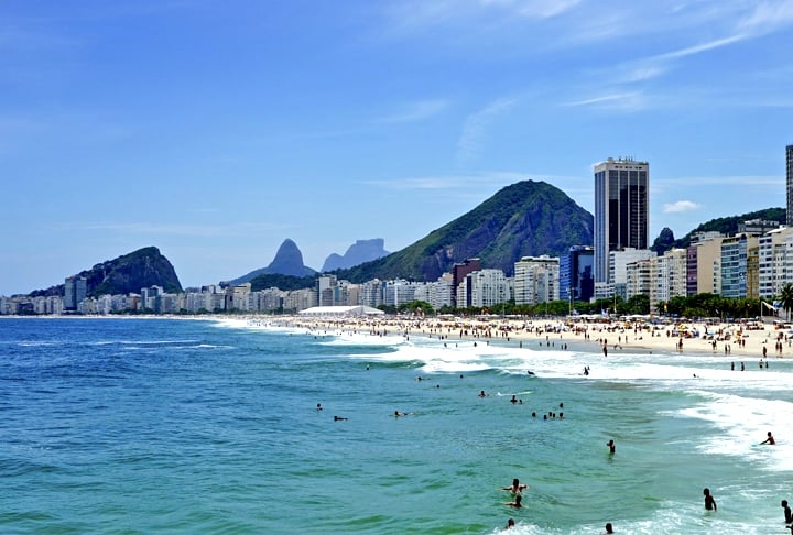 Apesar das festas em todo canto, muita gente usa o Carnaval para viajar e curtir uma bela praia, por exemplo.