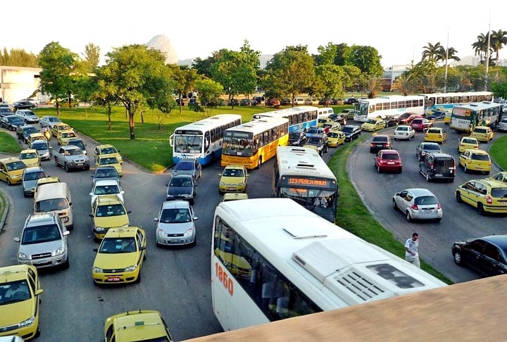 Ouça rádio no carro ou leia algo no ônibus durante os engarrafamentos, para atenuar a chateação.  Reprodução: Flipar