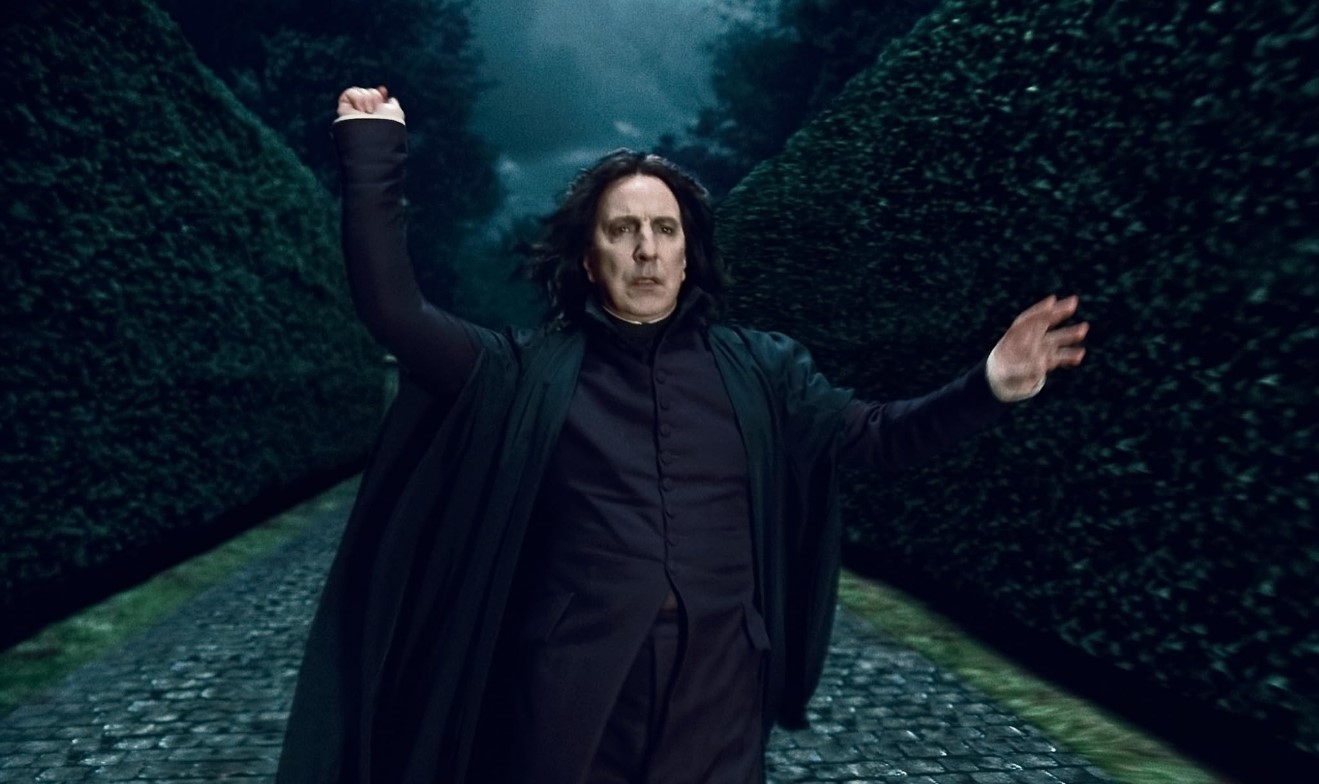 Severo Snape (Alan Rickman) – Professor de Poções e, posteriormente, de Defesa Contra as Artes das Trevas. Rígido e enigmático, esconde sua lealdade até o final da saga, sendo um dos personagens mais complexos. Reprodução: Flipar