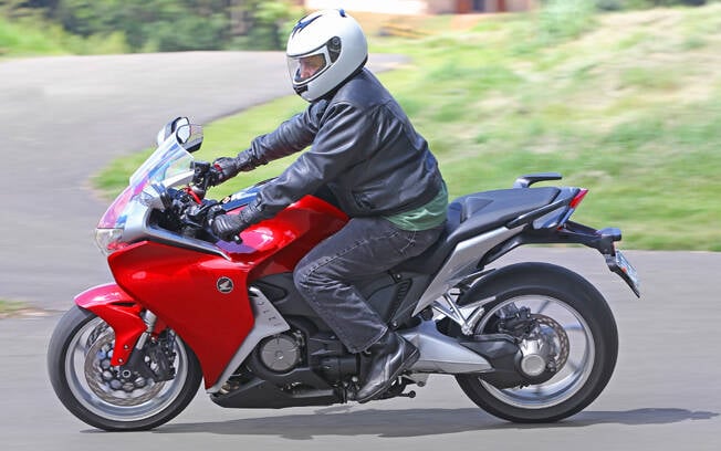 Esta é a Honda VFR 1200, que há cerca de uma década introduziu o câmbio DCT. Foto: Divulgação