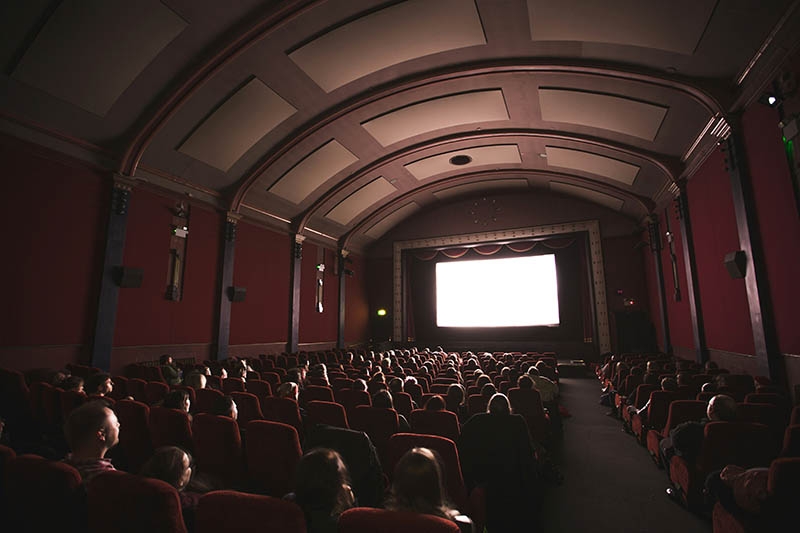 O cinema é uma das formas de entretenimento mais populares no mundo. Sua origem remonta ao final do século XIX, com os irmãos Lumière na França - Jake Hills / Unsplash Reprodução: Flipar