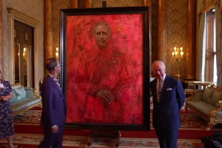 O primeiro retrato oficial do rei Charles III foi apresentado no dia 14 de maio pelo Palácio de Buckingham e causou polêmica, dividindo opiniões.  Reprodução: Flipar