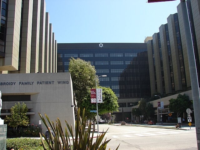 Angelina Jolie Voight nasceu em 1975 no Cedars-Sinai Medical Center, um hospital universitário terciário, sem fins lucrativos, onde também funciona um centro acadêmico de ciências da saúde em Los Angeles, na Califórnia. 
 Reprodução: Flipar