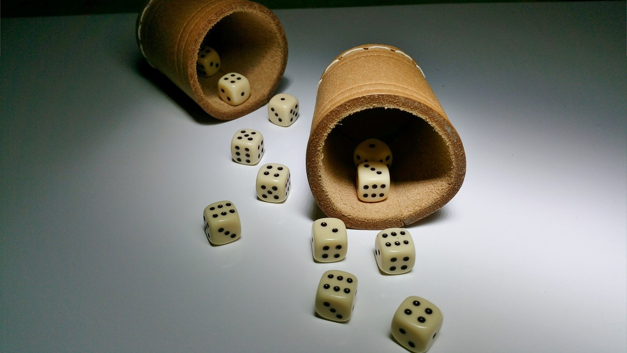 Com o passar dos séculos, os dados começaram a ser mais formalmente incorporados a jogos, especialmente nas civilizações gregas e romanas. Embora os gregos tenham feito uso de dados em várias formas de jogos, foi em Roma que os dados se popularizaram de forma significativa. Reprodução: Flipar