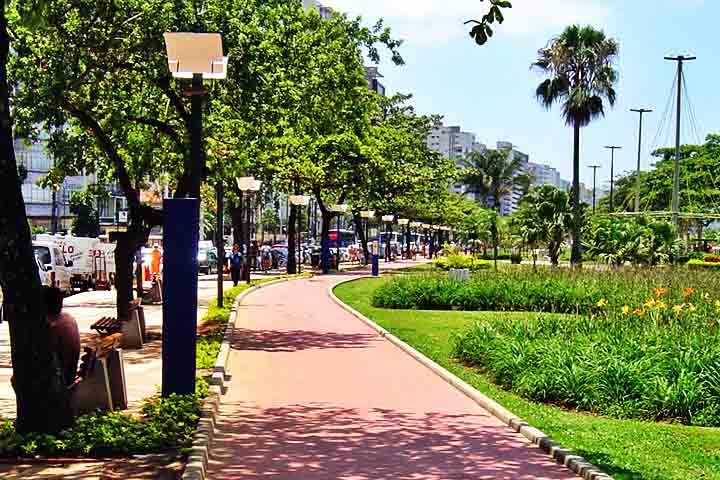 A ciclovia da cidade, com 5 quilômetros de extensão, percorre parte da orla da praia, permitindo locomoção e passeio em meio às belezas dos jardins.  Reprodução: Flipar