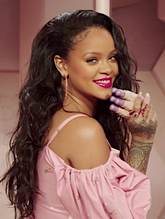 A própria Rihanna já tinha feito na música “Cold Case Love” para o ex, o cantor Chris Brown. A relação chegou ao fim depois que ele a agrediu fisicamente, em 2009. 