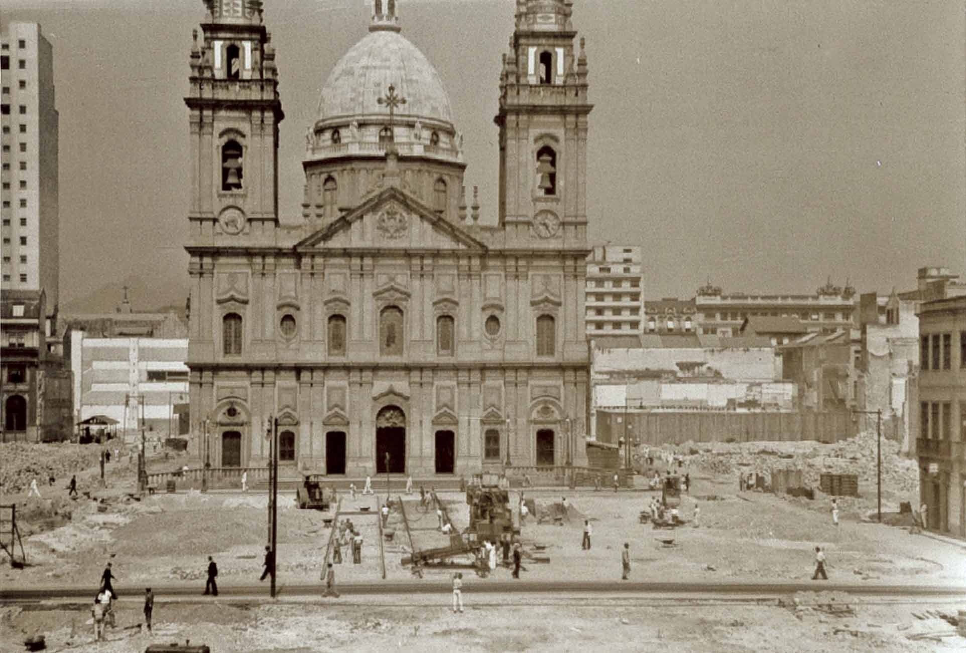 No entanto, foi apenas em 10 de julho de 1898, pouco anos após a Proclamação da República, que ocorreu a inauguração da Candelária já com as obras finalizadas. 
 Reprodução: Flipar
