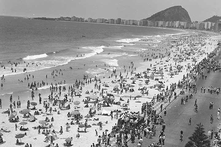 A construção do Copacabana Palace e a formação do maior réveillon do país fizeram com que a praia atraísse eventos de diversos gêneros: musicais, políticos, esportivos, culturais. Reprodução: Flipar