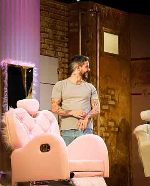 Em 2020, Neschling fez sua estreia como roteirista de telenovela em “Salve-se Quem Puder”, escrita por Daniel Ortiz. 
 Reprodução: Flipar