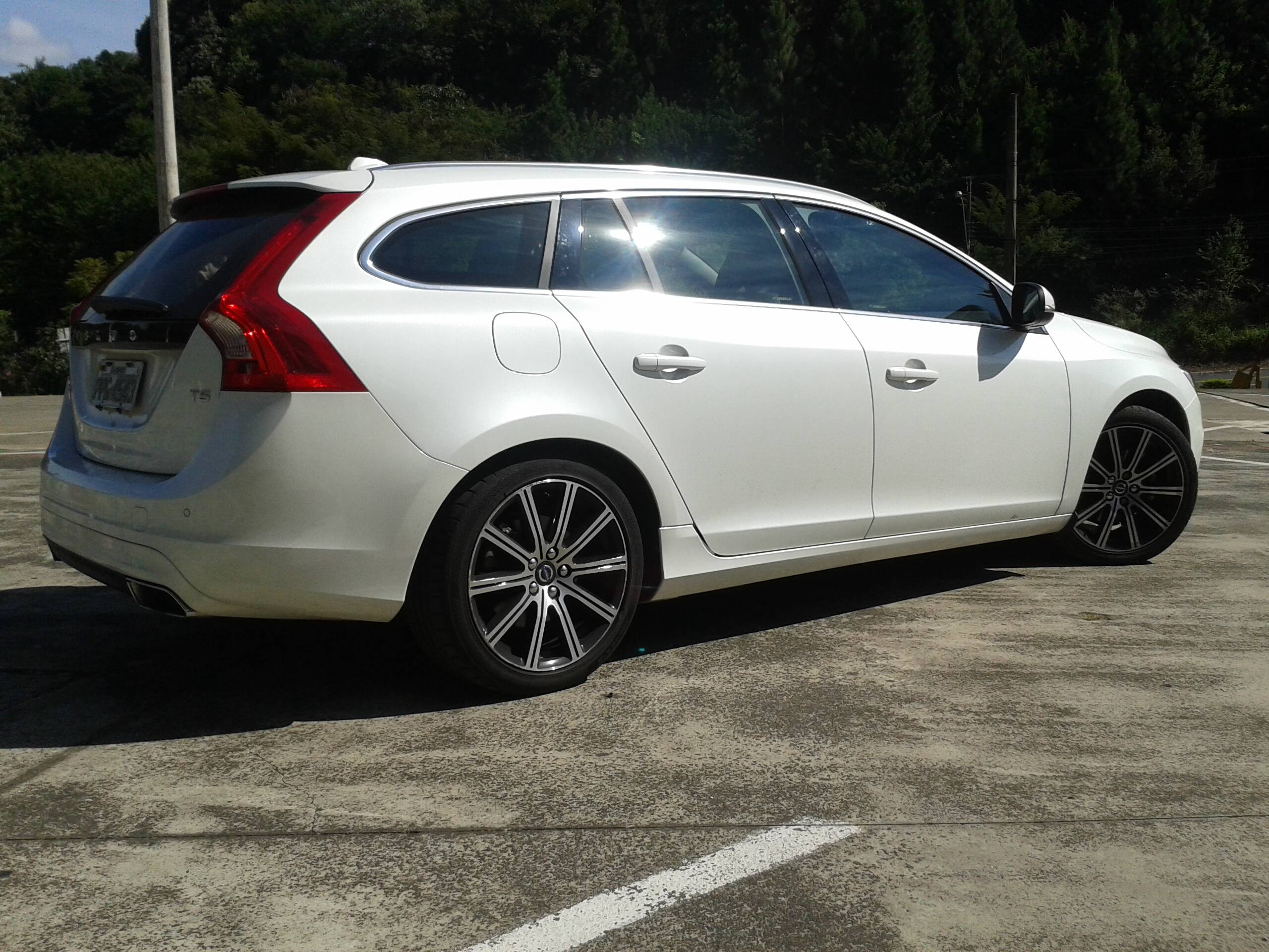 Volvo V60 Momentum T5. Foto: Carlos Guimarães e Divulgação