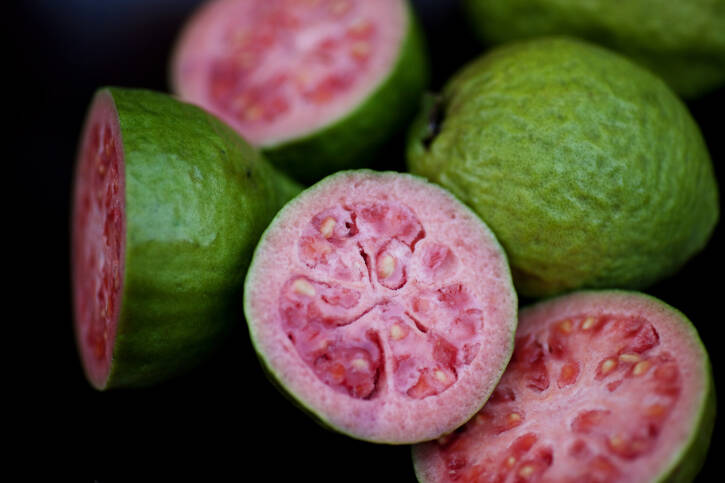 Com cheiros característicos, frutas como goiaba, mexirica; manga e jaca não são uma boa pedida para o lanche no escritório. Foto: Getty Images