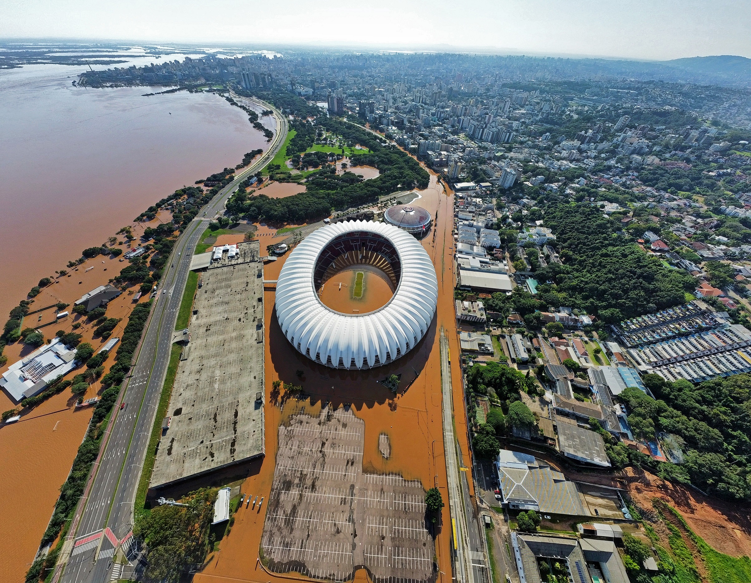 6 de maio - Estádio Beira-Rio, em Porto Alegre, ficou completamente inundado, em uma cena que chocou o mundo. Max Peixoto/Getty Images