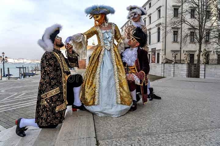 Na trama, eles são personagens de uma sátira social que se envolvem em um triângulo amoroso. Pierrot ama a Colombina, que, por sua vez, ama e tenta atrair Arlequim.
 Reprodução: Flipar