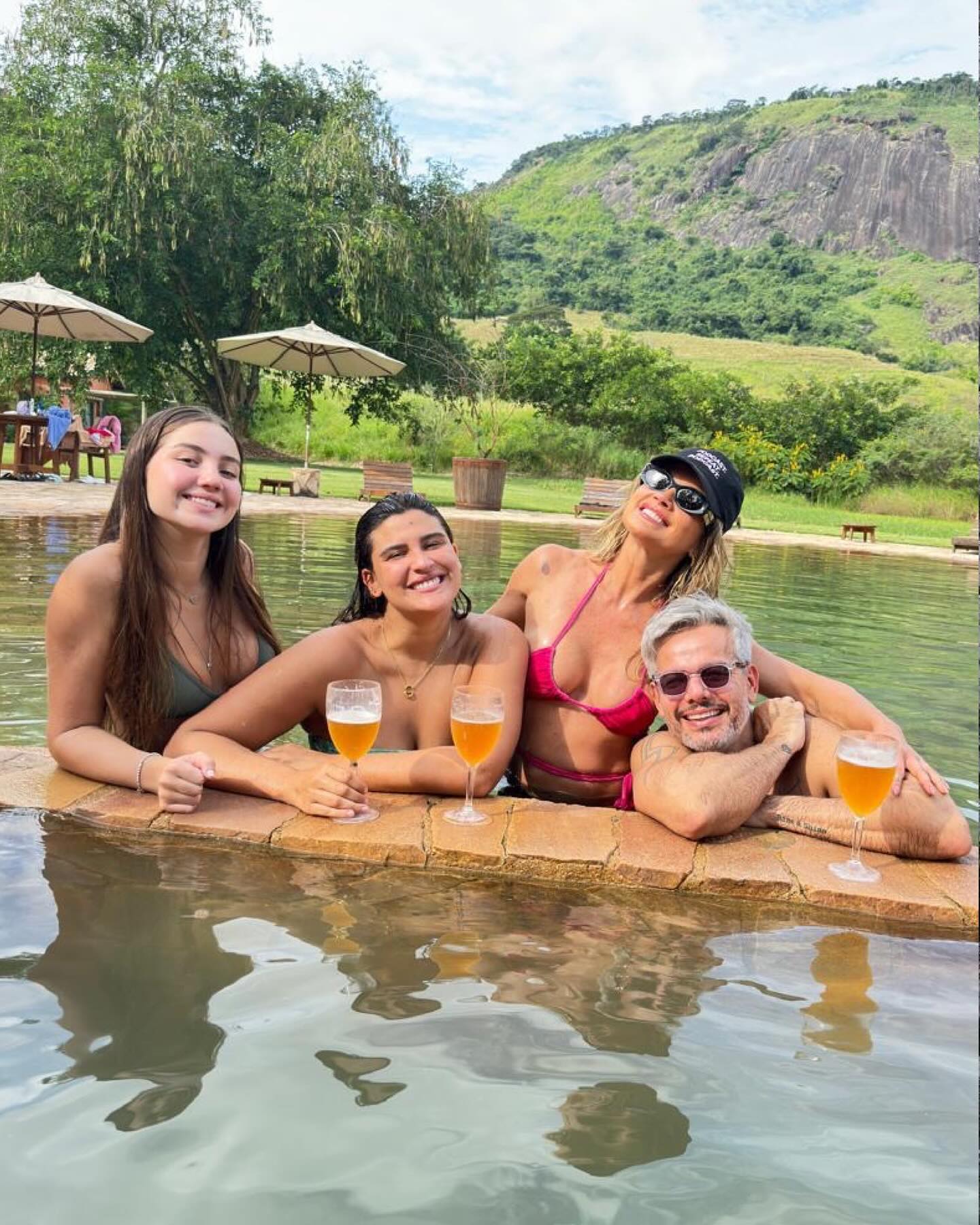 Flávia Alessandra passou o dia com Otaviano Costa, as duas filhas e mais amigos e familiares.. Foto: Instagram/@flaviaalessandra