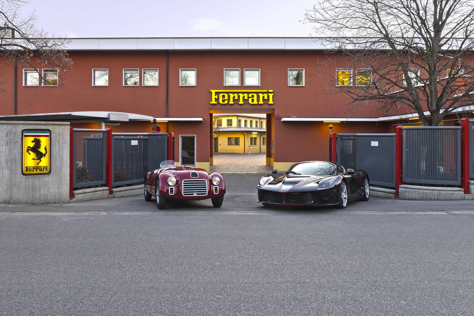 Ferrari 125S e a La Ferrari Aperta em frente à fábrica em Maranello. Foto: Divulgação