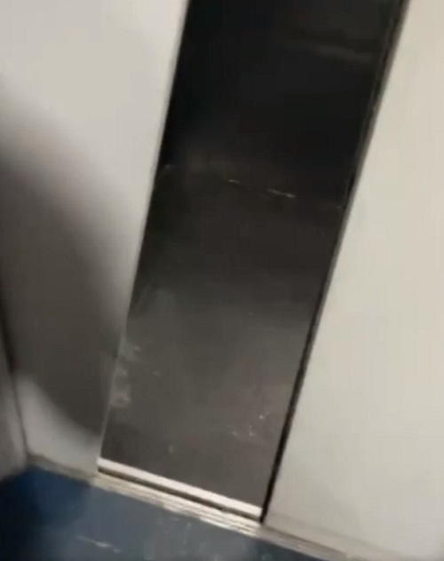 O vídeo também registra como ficou o elevador após a queda. Os passageiros ficaram quase 10 minutos presos no elevador.