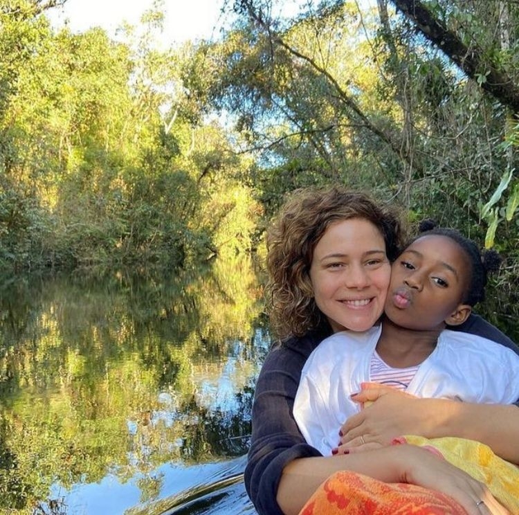 Leandra Leal - A atriz faz questão de dizer que faz de tudo para que Júlia, sua filha adotiva, seja forte e guerreira na vida. Um belo exemplo! Reprodução: Flipar