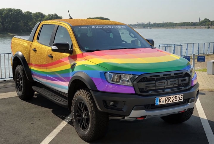 Em resposta, a Ford aproveitou a celebração dos 25 anos do Orgulho Gay na Alemanha e lançou um modelo nas cores da bandeira do público LGBTQIA  chamado VeryGayRaptor.  Reprodução: Flipar