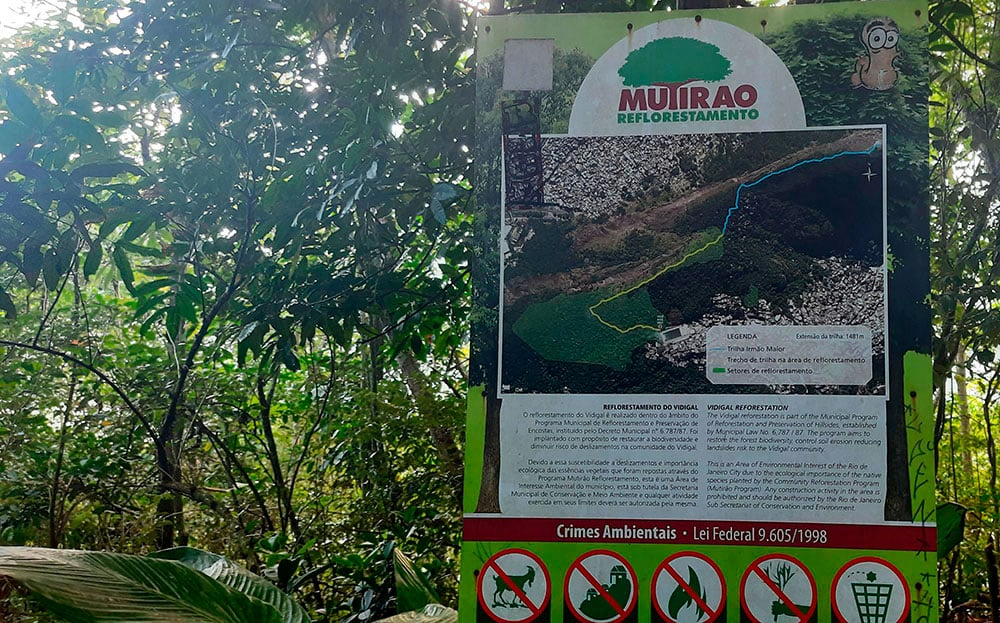 Placa informa sobre o reflorestamento da área. Foto: Felipe Carvalho/iG