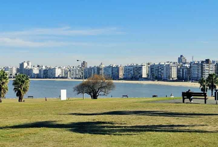 Uma das praias mais famosas de Montevidéu é a playa Pocitos, que, assim como a maioria das praias na cidade, recebe o nome de seu bairro. Ela está localizada em uma área residencial de Montevidéu e é bastante frequentada por moradores da região, além dos turistas, durante o calor no país. Reprodução: Flipar