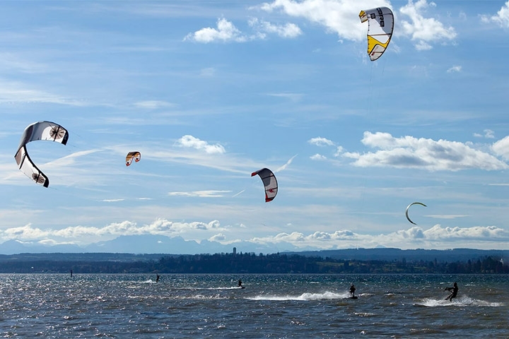 Esportes aquáticos, trilhas e passeios de barco também atraem turistas durante todo o ano. Reprodução: Flipar
