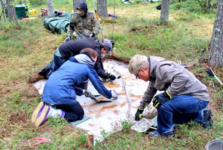 Apesar dos ossos e restos humanos terem se deteriorado no solo ácido ao longo dos milhares de anos, pedaços de cerâmicas, artefatos e alguns ossos de animais queimados foram preservados e encontrados no local.  Reprodução: Flipar