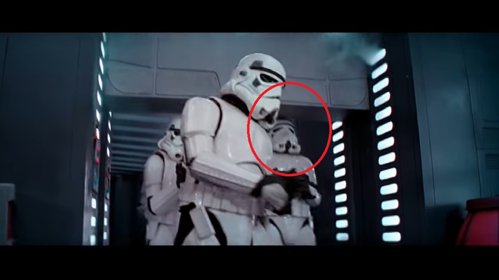 Stormtrooper atrapalhado em “Star Wars: Uma Nova Esperança” (1977): Um dos erros mais clássicos do cinema é esse guerreiro stormtrooper bem desajeitado que bate com o capacete ao passar por uma porta. Dá até para ouvir o som da pancada! Reprodução: Flipar