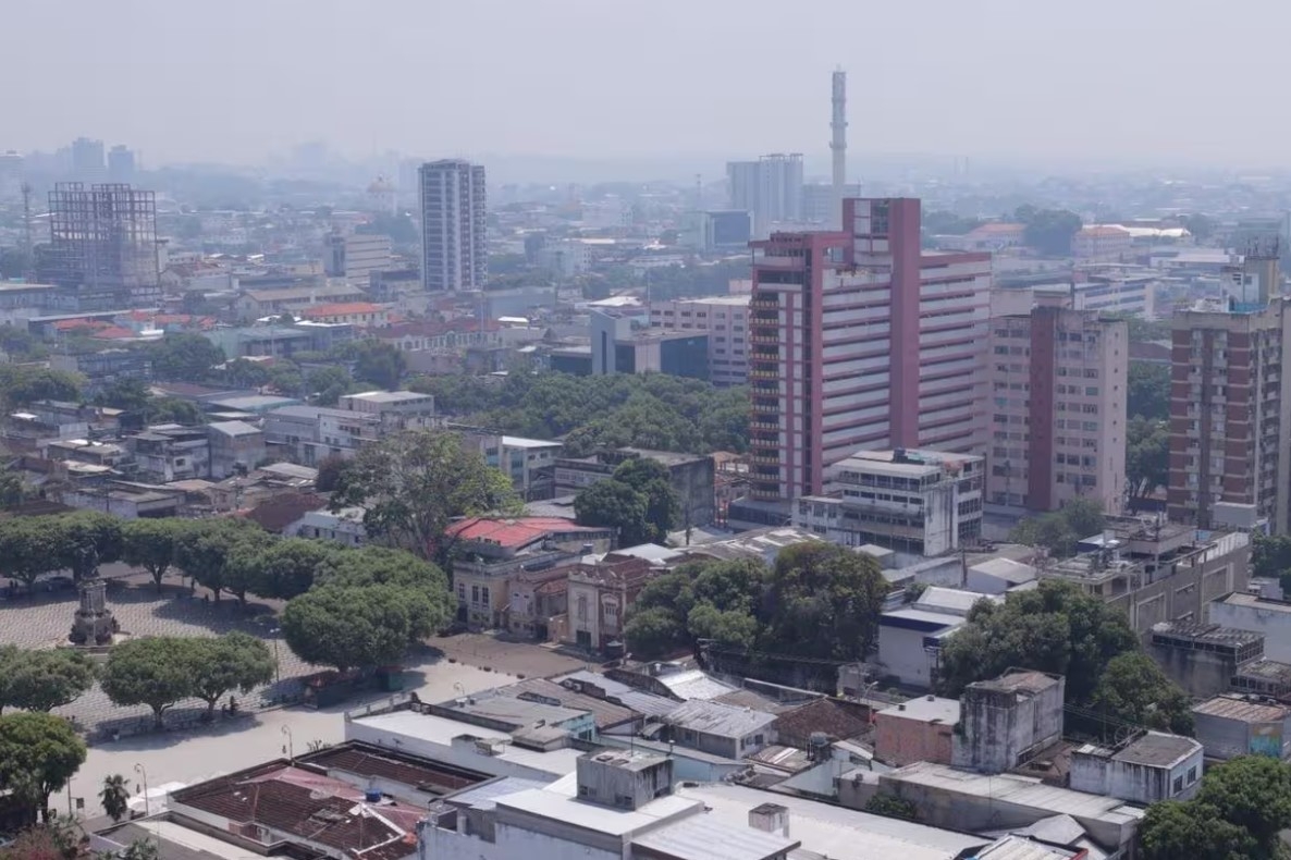 Manaus tem amanhecido com frequência encoberta por fumaça, reflexo direto das queimadas feitas irregularmente por agropecuaristas. A visibilidade para motoristas fica ruim, expondo as pessoas a risco.