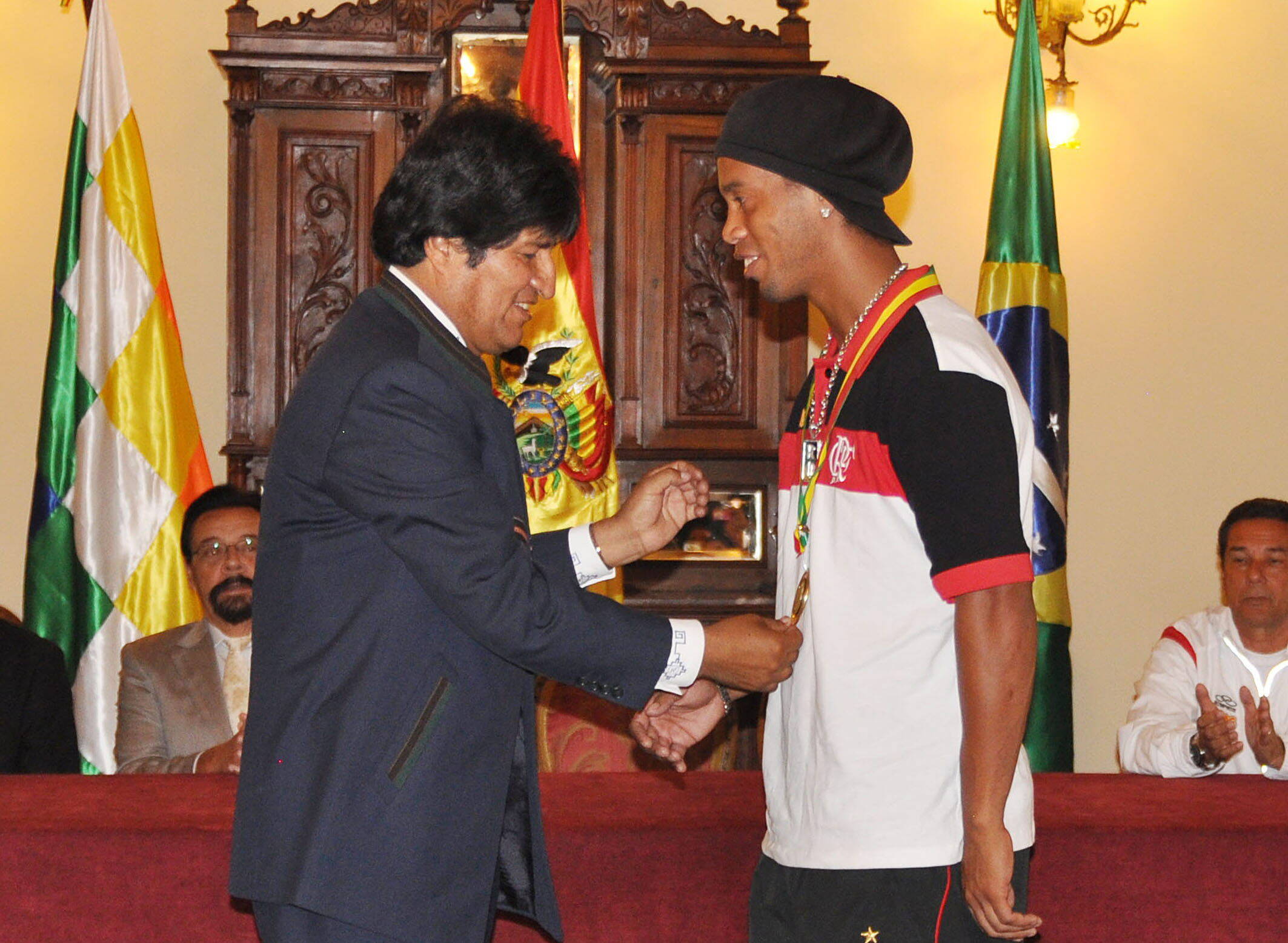 Ronaldinho recebeu condecoração de Evo Morales, presidente da Bolívia. Foto: EFE