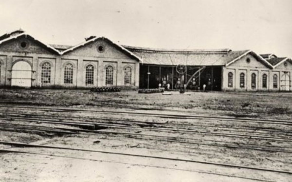 Uberaba (MG): A rotunda de Uberaba, da Companhia Mogiana, tinha formato de 180 graus. Fotografias de 1937 registram sua arquitetura, mas não existem informações detalhadas sobre o período de desativação.  Assim como outras construções ferroviárias da região, foi demolida após a mudança das oficinas e a substituição das locomotivas a vapor.. Foto: Reprodução/Estações Ferroviárias do Brasil
