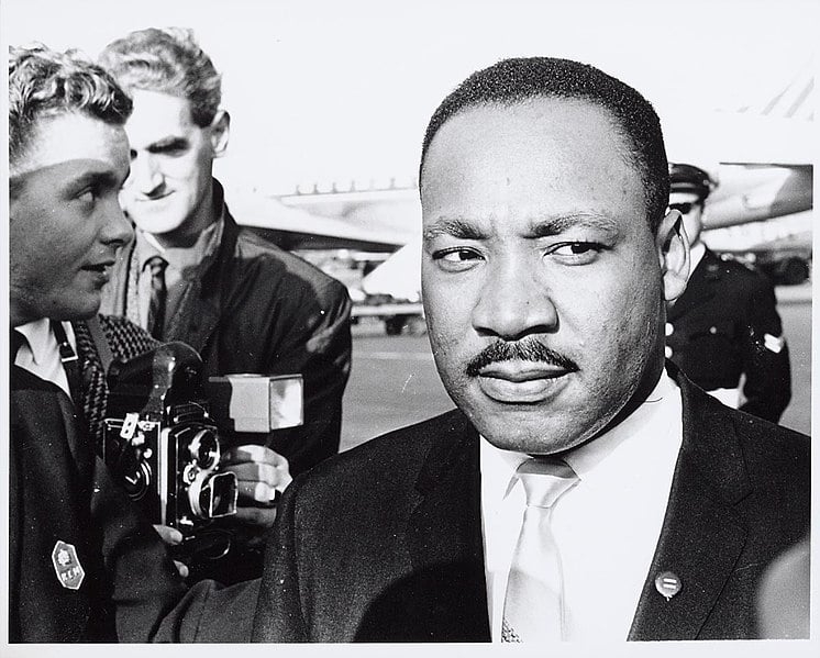 Nascido em 1929, em Atlanta, na Geórgia, Luther King foi pastor protestante e uma liderança pacifista, pautando suas ações pelo princípio da não-violência. 

 Reprodução: Flipar