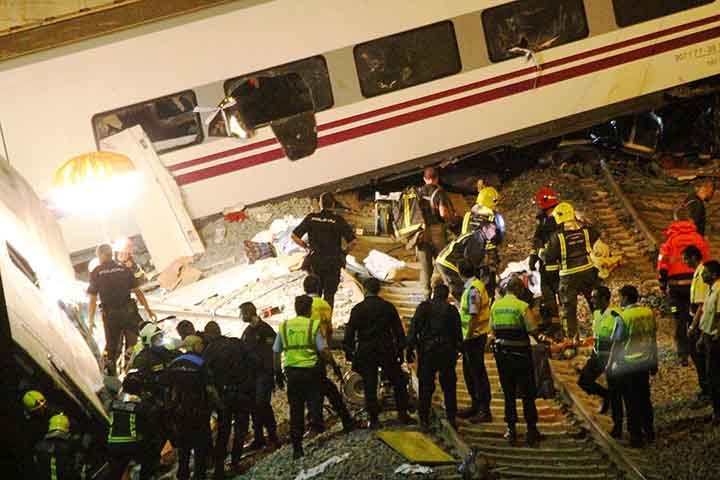 Desastre de Santiago de Compostela (Espanha, 2013): Um trem de alta velocidade descarrilou em uma curva acentuada, resultando em 80 mortos e mais de 130 feridos. Reprodução: Flipar