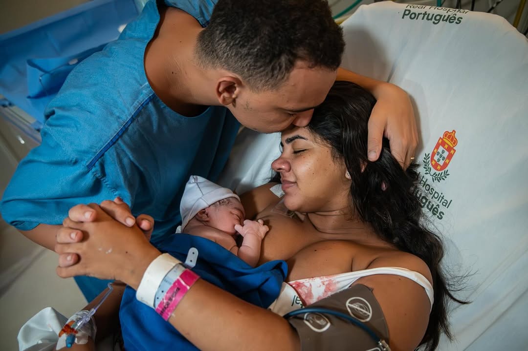 João Gomes beija Ary Mirelle, que segura o filho, Joaquim. Foto: Reprodução Instagram @deborahghelman @arymirelle