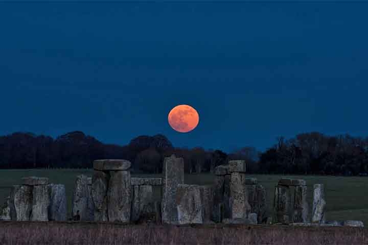 Ao longo dos séculos, muitos indivíduos se reúnem em frente ao Stonehenge, um imponente monumento pré-histórico que domina a planície de Salisbury, no sudoeste da Inglaterra, há cerca de 4.500 anos. Com isso, um estudo busca descobrir se a construção tem relação com um evento lunar raro. Reprodução: Flipar