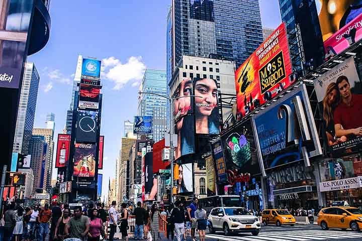 Formada pelo cruzamento de duas grandes avenidas de Nova York - Broadway e 7ª Avenida -, a Times Square é um dos grandes símbolos de Manhattan, com os musicais da Broadway e outras atrações culturais e comerciais. 
 Reprodução: Flipar