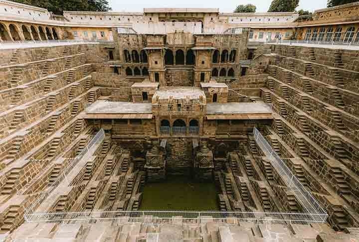 Chand Baori, Abhaneri, Índia: Este poço-escada possui cerca de 3.500 degraus simétricos em 13 níveis. Criado no século IX, é acessível por turistas e mostra a engenhosidade indiana em captação de água no deserto.
 Reprodução: Flipar