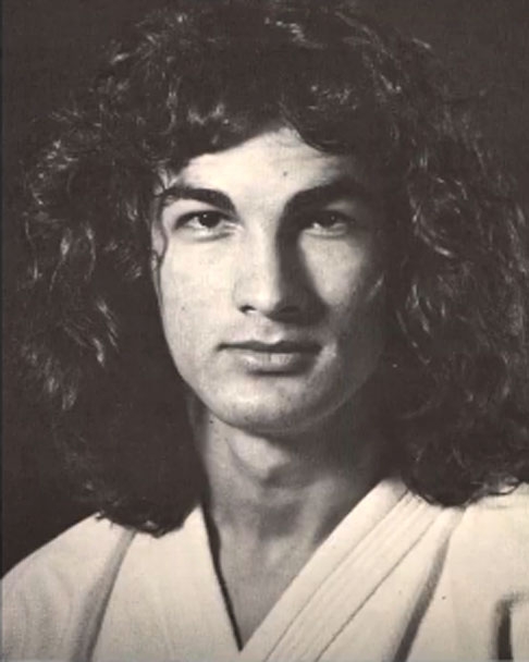 O avô paterno de Seagal era imigrante judeu que foi da Rússia para os EUA. E a mãe do ator tinha ascendência irlandesa. 