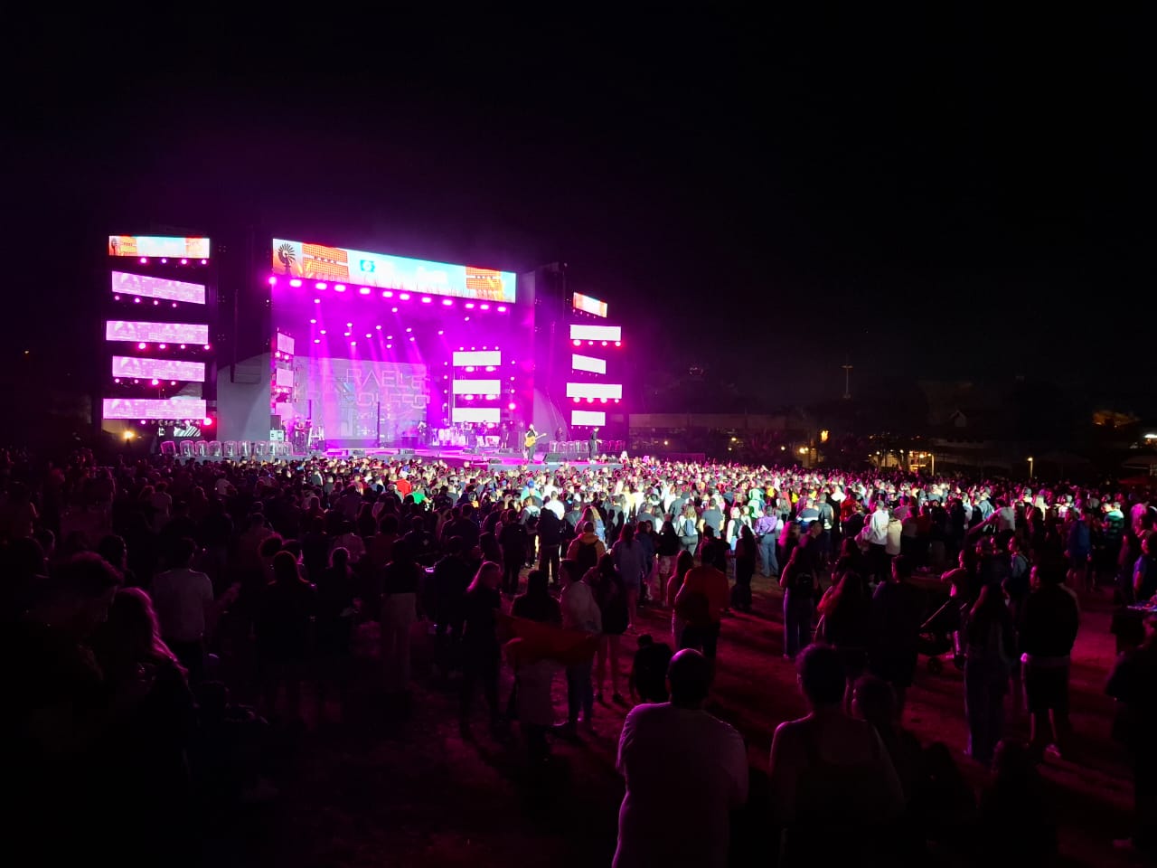 Israel e Rodolffo agitam Hopi Hari com show para milhares de pessoas. Foto: Pedro H. Lopes