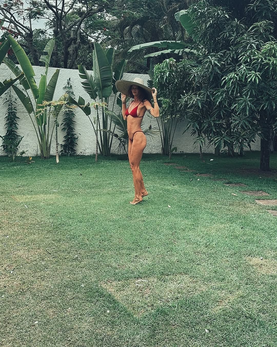 Cintia Dicker compartilha fotos de biquíni cavado em jardim Instagram