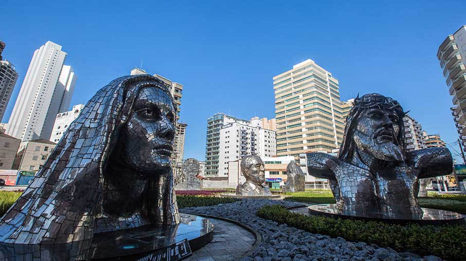Maria e Jesus são duas figuras homenageadas na Praça da Paz, em Praia Grande. Foto: Divulgação/PMPG 19.12.2022