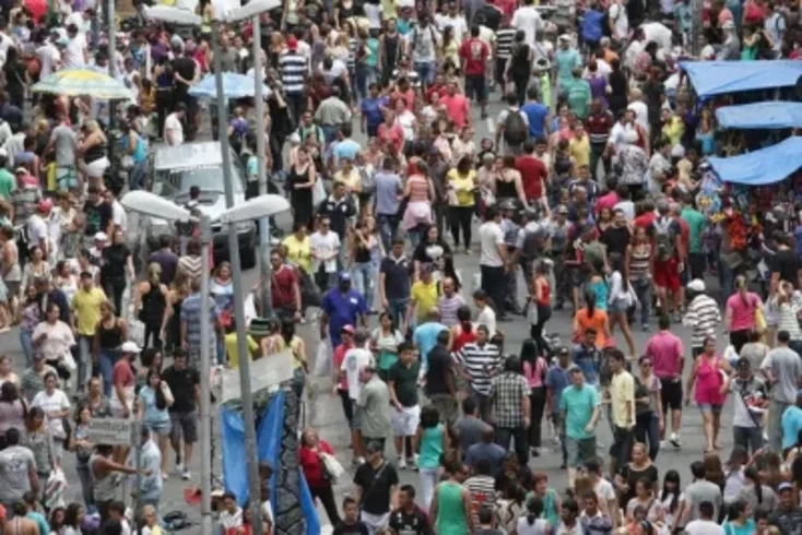 A faixa etária em que a doença neurodegenerativa costuma se manifestar é entre entre 45 e 65 anos. A DFT não tem cura, mas seus sintomas podem ser abrandados com uma série de medidas acompanhadas de especialistas de áreas como psicologia, fonoaudiologia e fisioterapia. Reprodução: Flipar