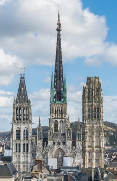 Catedral de Rouen: Fica na cidade de Rouen, na França. Construída em 1145, mas inaugurada somente em 1876. Sua torre com 150m de altura pode ser vista de diversos pontos da cidade. Sua beleza inspirou cerca de 30 telas pintadas por Monet. Reprodução: Flipar