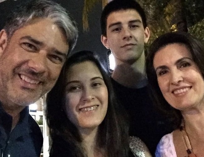 Além de tudo isso, e de que ele foi casado com a também jornalista Fátima Bernardes, com quem tem trigêmeos, o que mais você sabe sobre este craque do jornalismo? Fique conosco para conhecer um pouco mais sobre uma das vozes mais marcantes e reconhecidas do Brasil. Reprodução: Flipar