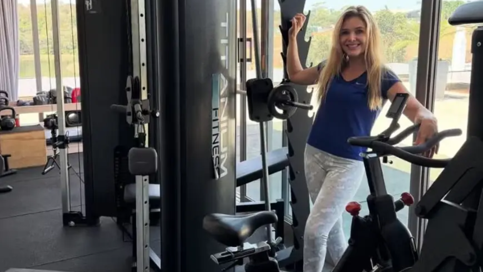 Mansão de luxo conta com academia. Foto: Crédito: Reprodução/Instagram/@andreammota