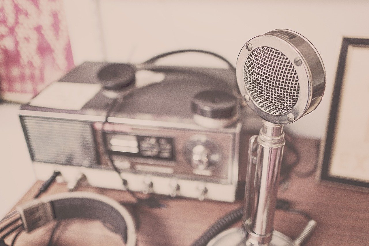 Programas como as radionovelas, que narravam histórias de drama e romance, tornaram-se um dos maiores sucessos da época, consolidando o rádio como uma forma de entretenimento popular. Reprodução: Flipar