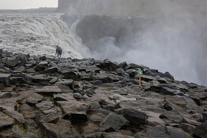 As Cataratas de Dettifoss ficam no Parque Nacional de Jökulsárgljúfur. A vazão da água varia conforme a estação do ano e o degelo. Tem 100m de largura e uma queda vertical de 48m até o desfiladeiro do parque.  Reprodução: Flipar